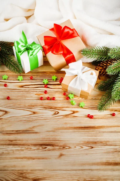 Cajas de regalo artesanales con cinta de color y lazo, árbol de Navidad verde, decoraciones, cuadros blancos sobre fondo de madera. Tarjeta de felicitación de Navidad y Año Nuevo, pancarta, volante . — Foto de Stock