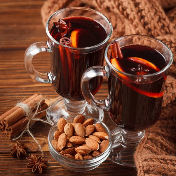 Bannière horizontale de vin chaud d'hiver. Lunettes avec vin rouge chaud et épices sur fond en bois . — Photo