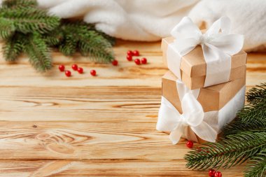 Beyaz kurdele, yay, yeşil Noel ağacı, Dekorasyon, el sanatları Hediyelik kutu ekose ahşap arka plan üzerinde beyaz. Noel ve yeni yıl kutlama kartı, afiş, el ilanı.