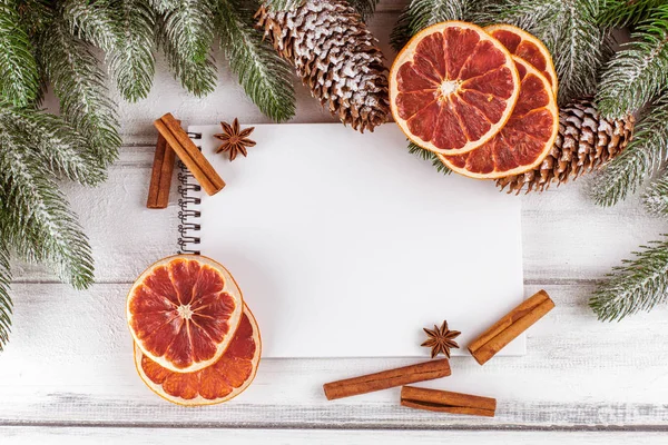 Banner de Navidad con árbol verde, conos, decoraciones de fieltro hechas a mano, naranja y canela sobre fondo de madera blanca. Espacio vacío para texto . — Foto de Stock