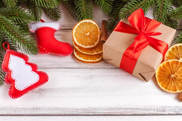 Banner de Navidad con árbol verde, conos, decoraciones de fieltro hechas a mano, naranja y canela sobre fondo de madera blanca. Espacio vacío para texto . — Foto de Stock
