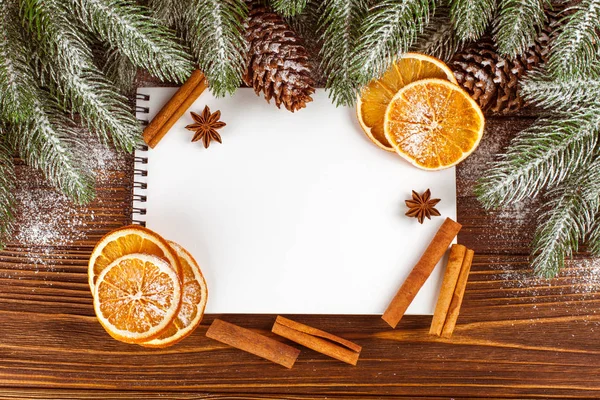 Banner de Navidad con árbol verde, conos, decoraciones de fieltro hechas a mano, naranja y canela sobre fondo de madera blanca. Espacio vacío para texto . — Foto de Stock