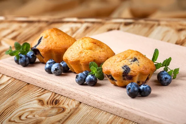 Böğürtlenli kek. Ev yapımı kek ile yaban mersini, pişmiş taze çilek, nane ahşap arka plan üzerinde. Metin için boş yer.