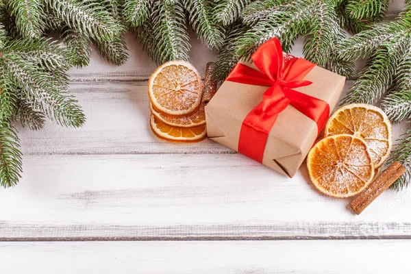 Banner de Navidad con árbol verde, caja de regalo, decoración de fieltro hecho a mano, naranja y canela sobre fondo de madera blanco — Foto de Stock
