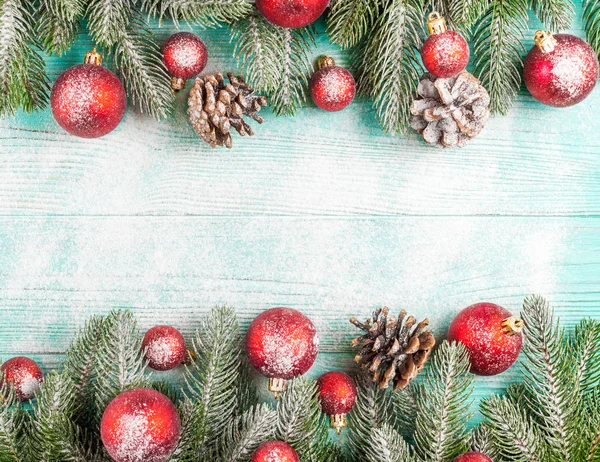 Banner de Navidad con árbol verde, rojo y blanco decoraciones de fieltro hechas a mano sobre fondo texturizado de madera blanca — Foto de Stock