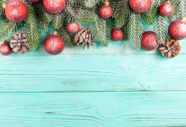 Beyaz ahşap dokulu arka planda süslemeleri ile yeşil ağaç, kırmızı ve beyaz el yapımı yılbaşı banner hissettim