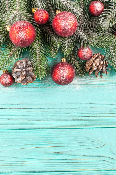 Banner de Navidad con árbol verde, rojo y blanco decoraciones de fieltro hechas a mano sobre fondo texturizado de madera blanca — Foto de Stock