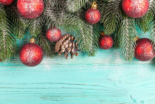 Banner de Navidad con árbol verde, rojo y blanco decoraciones de fieltro hechas a mano sobre fondo texturizado de madera blanca — Foto de Stock