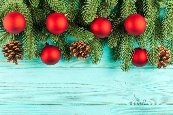Banner de Navidad con árbol verde, rojo y blanco decoraciones de fieltro hechas a mano sobre fondo texturizado de madera blanca — Foto de Stock