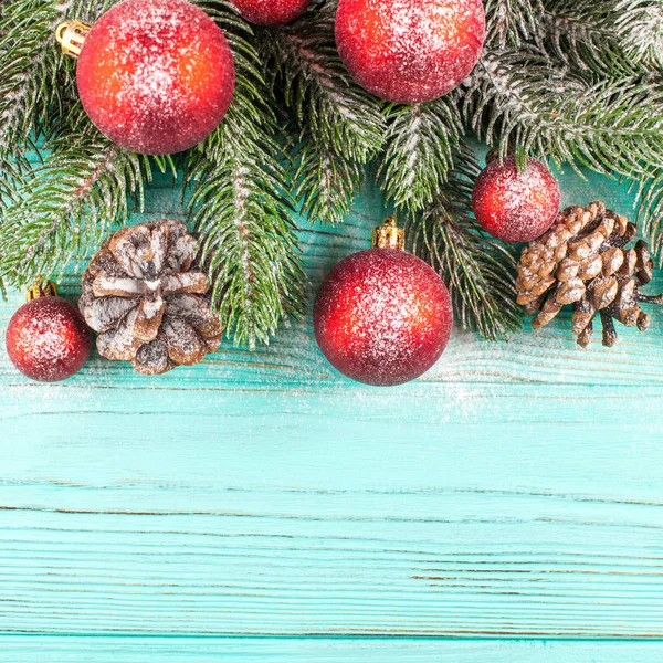 Banner de Navidad con árbol verde, rojo y blanco decoraciones de fieltro hechas a mano sobre fondo texturizado de madera blanca — Foto de Stock