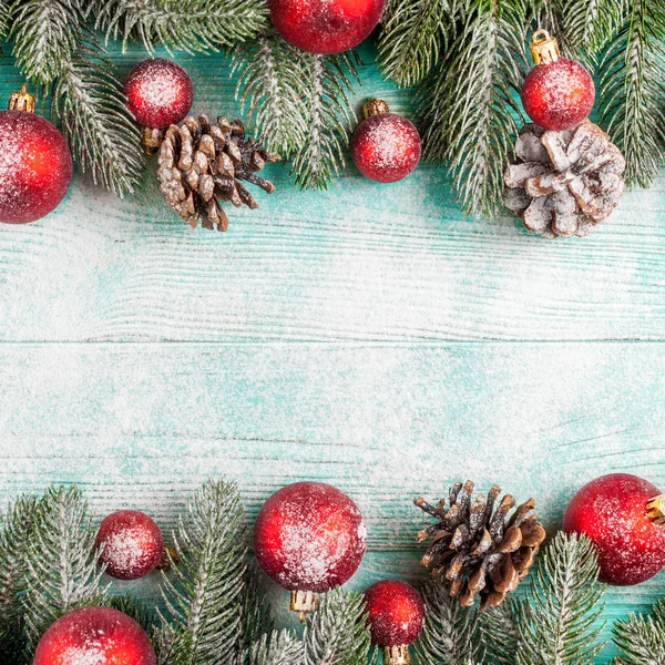 Banner de Navidad con árbol verde, rojo y blanco decoraciones de fieltro hechas a mano sobre fondo texturizado de madera blanca — Foto de Stock