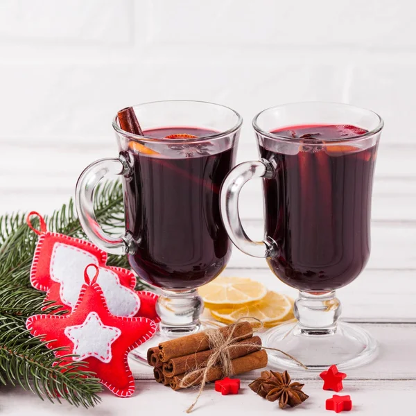Vinter horisontell glögg vin banner. Glasögon med heta rött vin och kryddor, träd, filt dekorationer på trä bakgrund. — Stockfoto