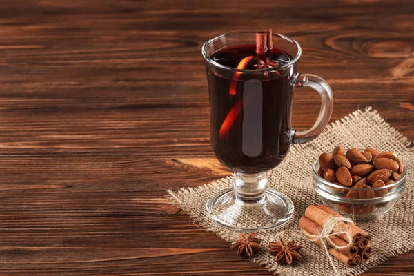 Vinter horisontell glögg vin banner. Glasögon med heta rött vin och kryddor på trä bakgrund. — Stockfoto