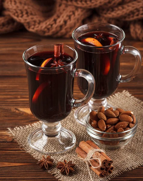 Vinter horisontell glögg vin banner. Glasögon med heta rött vin och kryddor på trä bakgrund. — Stockfoto