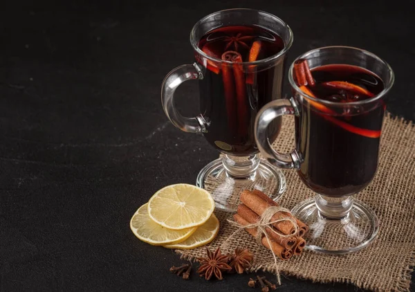 Glögg vin banner. Glasögon med heta rött vin och kryddor på mörk bakgrund. Moderna mörka humör stil. — Stockfoto