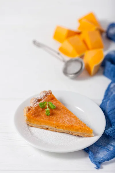 Torta de abóbora Sobremesa caseira Outono delicioso. Pedaço de bolo tradicional com abóbora cortada em fundo de madeira branca. Comida vegetariana. Banner vertical para ação de graças, cartão de parabéns queda — Fotografia de Stock