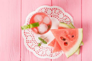 Buz ve nane yaprakları ile karpuz limonata. Ev yapımı limonata kırmızı ve yeşil ripes ile olgun Berry. Soğuk karpuz çay bardak. Canlandırıcı yaz içeceği. Ahşap arka plan üzerinde kokteyl