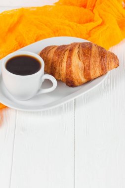 Taze pişmiş kruvasan portakal suyu, reçel, Beyaz ahşap zemin üzerinde siyah kahve. Fransız kahvaltı. Taze hamur işleri sabah için. Lezzetli tatlı. Portre fotoğrafçılığı. Dikey başlık
