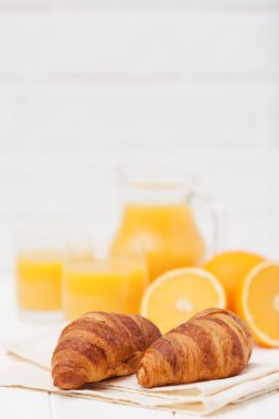 Fırından yeni çıkmış kruvasan, portakal suyu, taze meyve, Beyaz ahşap arka plan üzerinde reçel. Fransız kahvaltı. Taze hamur işleri sabah için. Lezzetli tatlı. Portre fotoğrafçılığı. Dikey başlık