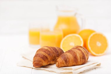 Fırından yeni çıkmış kruvasan, portakal suyu, taze meyve, Beyaz ahşap arka plan üzerinde reçel. Fransız kahvaltı. Taze hamur işleri sabah için. Lezzetli tatlı. Portre fotoğrafçılığı. Yatay başlık