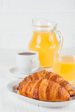 Fırından yeni çıkmış kruvasan, portakal suyu, taze meyve, Beyaz ahşap arka plan üzerinde reçel. Fransız kahvaltı. Taze hamur işleri sabah için. Lezzetli tatlı. Portre fotoğrafçılığı. Dikey başlık