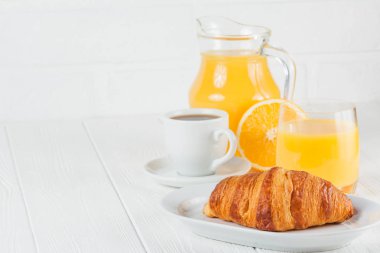 Fırından yeni çıkmış kruvasan, portakal suyu, taze meyve, Beyaz ahşap arka plan üzerinde reçel. Fransız kahvaltı. Taze hamur işleri sabah için. Lezzetli tatlı. Portre fotoğrafçılığı. Yatay başlık