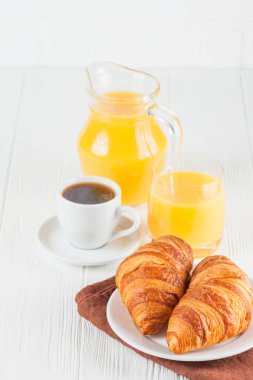 Fırından yeni çıkmış kruvasan, portakal suyu, taze meyve, Beyaz ahşap arka plan üzerinde reçel. Fransız kahvaltı. Taze hamur işleri sabah için. Lezzetli tatlı. Portre fotoğrafçılığı. Dikey başlık