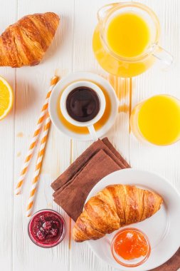 Fırından yeni çıkmış kruvasan, portakal suyu, taze meyve, Beyaz ahşap arka plan üzerinde reçel. Fransız kahvaltı. Taze hamur işleri sabah için. Lezzetli tatlı. Portre fotoğrafçılığı. Dikey başlık