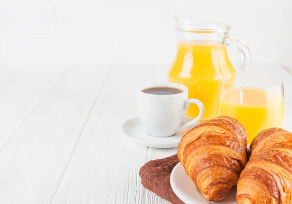 갓 구운 크루아상, 오렌지 주스, 신선한 과일, 흰색 나무 바탕에 잼. 프랑스어 아침 식사. 아침 신선한 패스트리 맛 있는 디저트. 근접 촬영 사진입니다. 가로 배너 — 스톡 사진