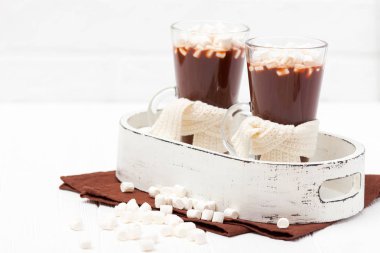 Hatmi, crocahet süslemeleri, Beyaz ahşap zemin üzerinde kahverengi ve bej peçete ile bardaklarda sıcak kakao. Sıcak çikolata. Tatlı içki. Fotoğraf kadar kapatın. Hoizontal afiş