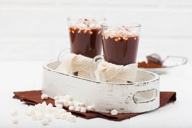 Hatmi, crocahet süslemeleri, Beyaz ahşap zemin üzerinde kahverengi ve bej peçete ile bardaklarda sıcak kakao. Sıcak çikolata. Tatlı içki. Fotoğraf kadar kapatın. Hoizontal afiş