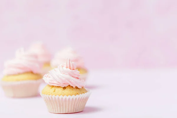 Cupcake mit rosa Buttercreme auf pastellrosa Hintergrund dekoriert. süße schöne Torte. horizontales Banner, Grußkarte zum Geburtstag, zur Hochzeit, zum Frauentag. Nahaufnahmen. Selektiver Fokus — Stockfoto