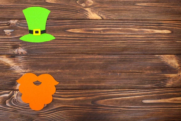 St. Patrick dzień tematu kolorowy poziomy baner. Krasnoludek zielony kapelusz i buty z złota na brązowym tle drewnianych. Produkt jest wytwarzanie elementów. Kopiować miejsca. Dla karty z pozdrowieniami, baner gratulacje — Zdjęcie stockowe