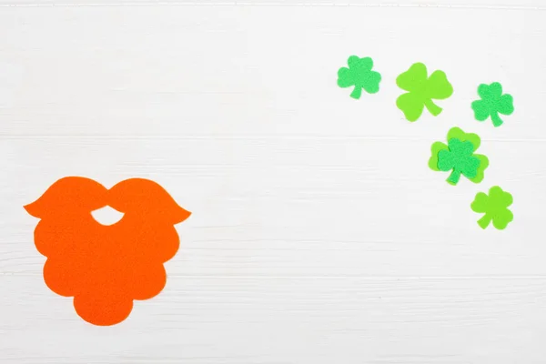 St. Patrick dzień tematu kolorowy poziomy baner. Krasnoludek pomarańczowy rękodzieło brodę i shamrock zielonych liści na białym tle drewnianych. Produkt jest wytwarzanie elementów. Kopiować miejsca. Dla karty z pozdrowieniami transparent — Zdjęcie stockowe
