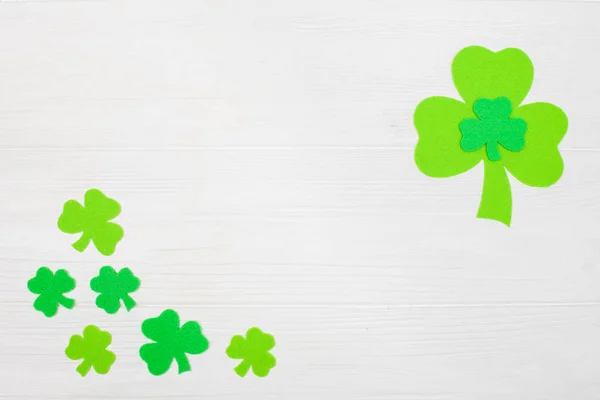St. Patrick dzień tematu kolorowy poziomy baner. Shamrock zielonych liści na białym tle drewnianych. Produkt jest wytwarzanie elementów. Kopiować miejsca. Dla karty z pozdrowieniami transparent — Zdjęcie stockowe