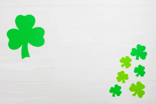 St. Patrick dzień tematu kolorowy poziomy baner. Shamrock zielonych liści na białym tle drewnianych. Produkt jest wytwarzanie elementów. Kopiować miejsca. Dla karty z pozdrowieniami transparent — Zdjęcie stockowe