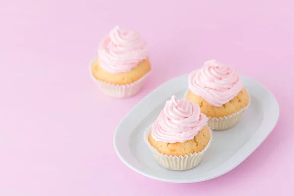 컵 케 익 장식 파스텔 핑크 바탕에 분홍색과 보라색 buttercream. 달콤한 아름 다운 케이크입니다. 수평 배너, 인사말 카드 생일, 결혼식. 사진을 닫습니다. 선택적 초점 — 스톡 사진