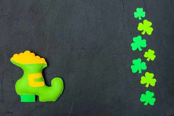 St. Patrick dzień tematu kolorowy poziomy baner. Krasnoludek zielony ręcznie wykonane buty, złotem i shamrock pozostawia na czarnym tle. Produkt jest wytwarzanie elementów. Kopiować miejsca. Dla karty z pozdrowieniami transparent — Zdjęcie stockowe