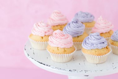 Pastel pembe Pembe ve mor buttercream üzerinde eski püskü shic ile dekore kek standı.