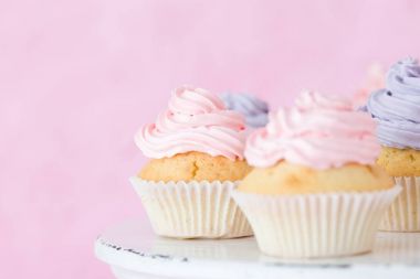 Pastel pembe mor ve pembe cupcakeson eski püskü shic kürsüye.