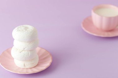 Kopyalama alanı - beyaz zephyr tatlı pembe plaka ve sütlü kahve ile Menekşe pastel yatay banner.