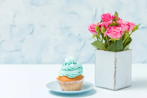 Banner horizontal azul pastel com cupcake com decoração azul e buquê de rosas rosa em vaso chique retro shabby . — Fotografia de Stock
