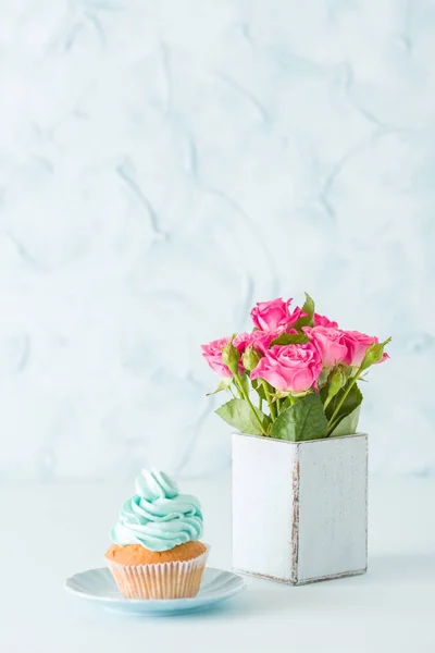 Bandeira vertical pastel azul com cupcake decorado e buquê de rosas rosa em vaso chique gasto retro . — Fotografia de Stock