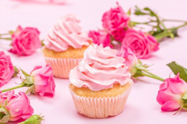 Cupcake pembe krem dekorasyon ve pastel pembe Gül.