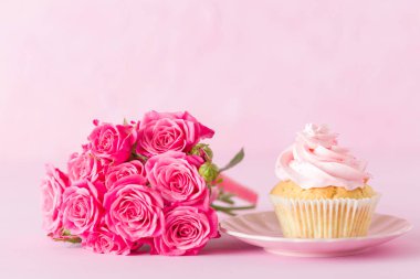 Cupcake pembe krem dekorasyon ve pastel pembe Gül.