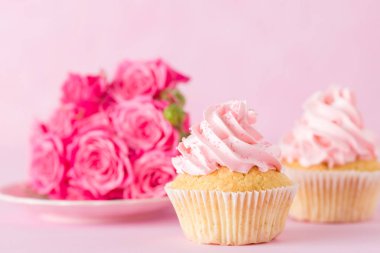 Cupcake pembe krem dekorasyon ve pastel pembe Gül.
