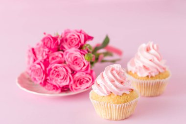 Cupcake pembe krem dekorasyon ve pastel pembe Gül.