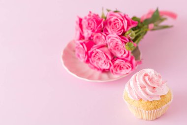 Cupcake pembe krem dekorasyon ve pastel pembe Gül.