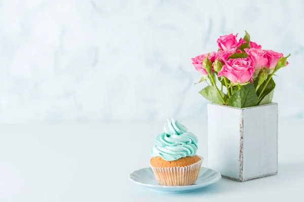 Banner horizontal pastel azul com decorado com cupcake creme e rosas rosa em vaso chique gasto retro . — Fotografia de Stock