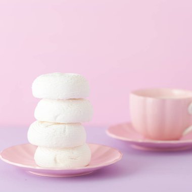 Menekşe pastel yatay banner - beyaz zephyr tatlı pembe plaka ve sütlü kahve.